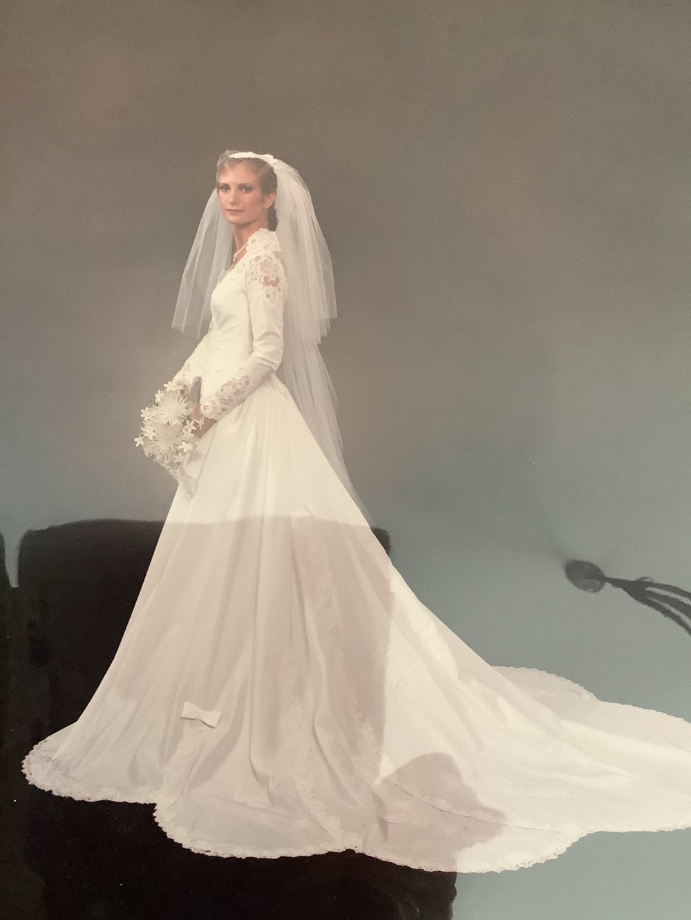 Vintage Elegant White Lace-Embroidered Wedding Dress. Taffeta, full train - Picture 2 of 3
